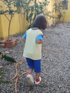 Pedro brinca na escola. Foto Arquivo Pessoal