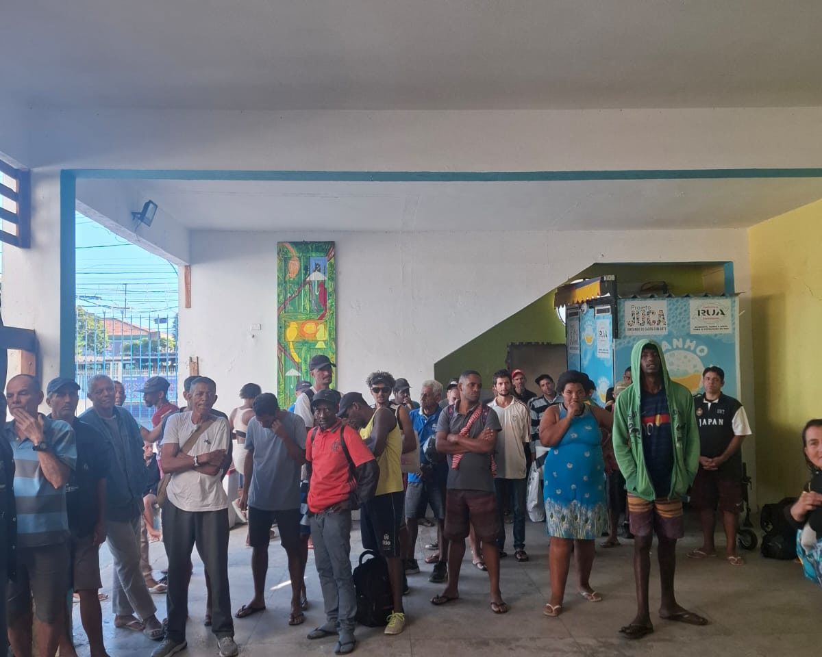 Pessoas em situação de rua esperando para receber pão e café. Foto: João Gabriel