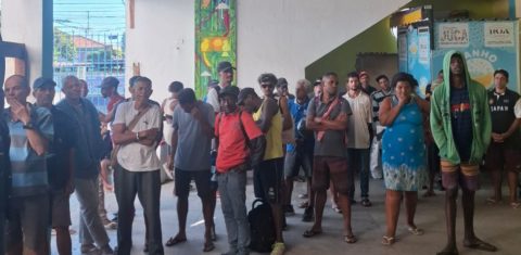 Pessoas em situação de rua esperando para receber pão e café. Foto: João Gabriel