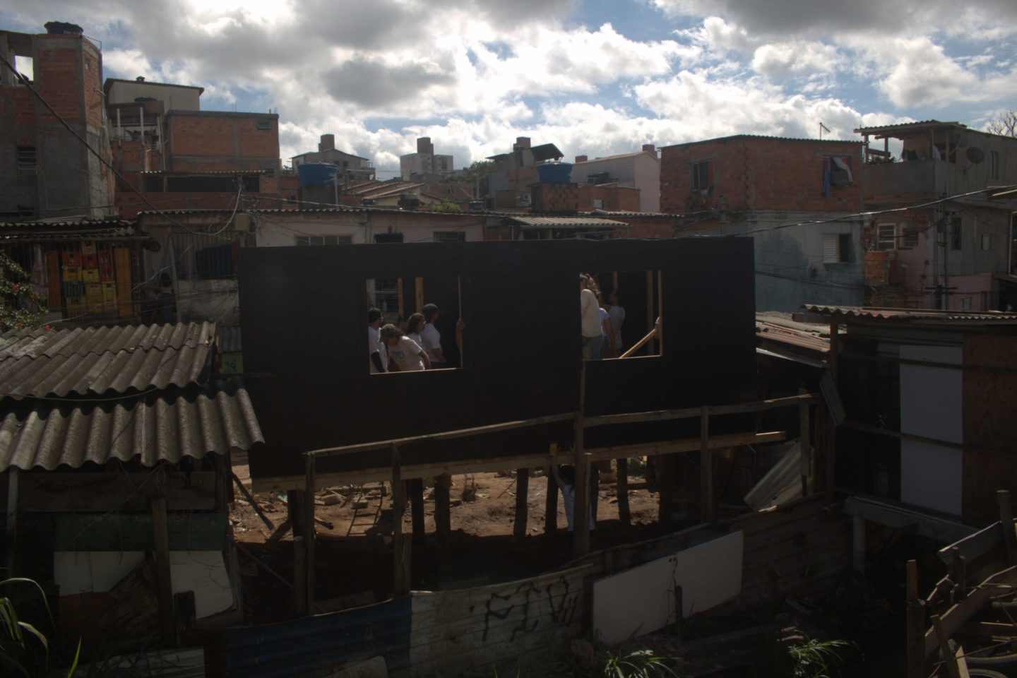 Moradia resiliente construída por voluntários da ONG Teto em comunidade em São Paulo. (Foto: Camila Calcagnini/ Teto Brasil)