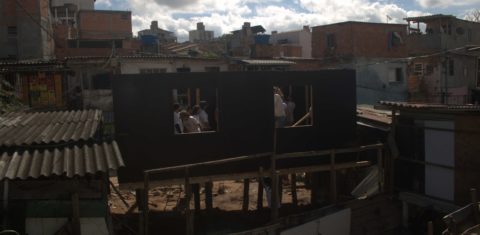 Moradia resiliente construída por voluntários da ONG Teto em comunidade em São Paulo. (Foto: Camila Calcagnini/ Teto Brasil)