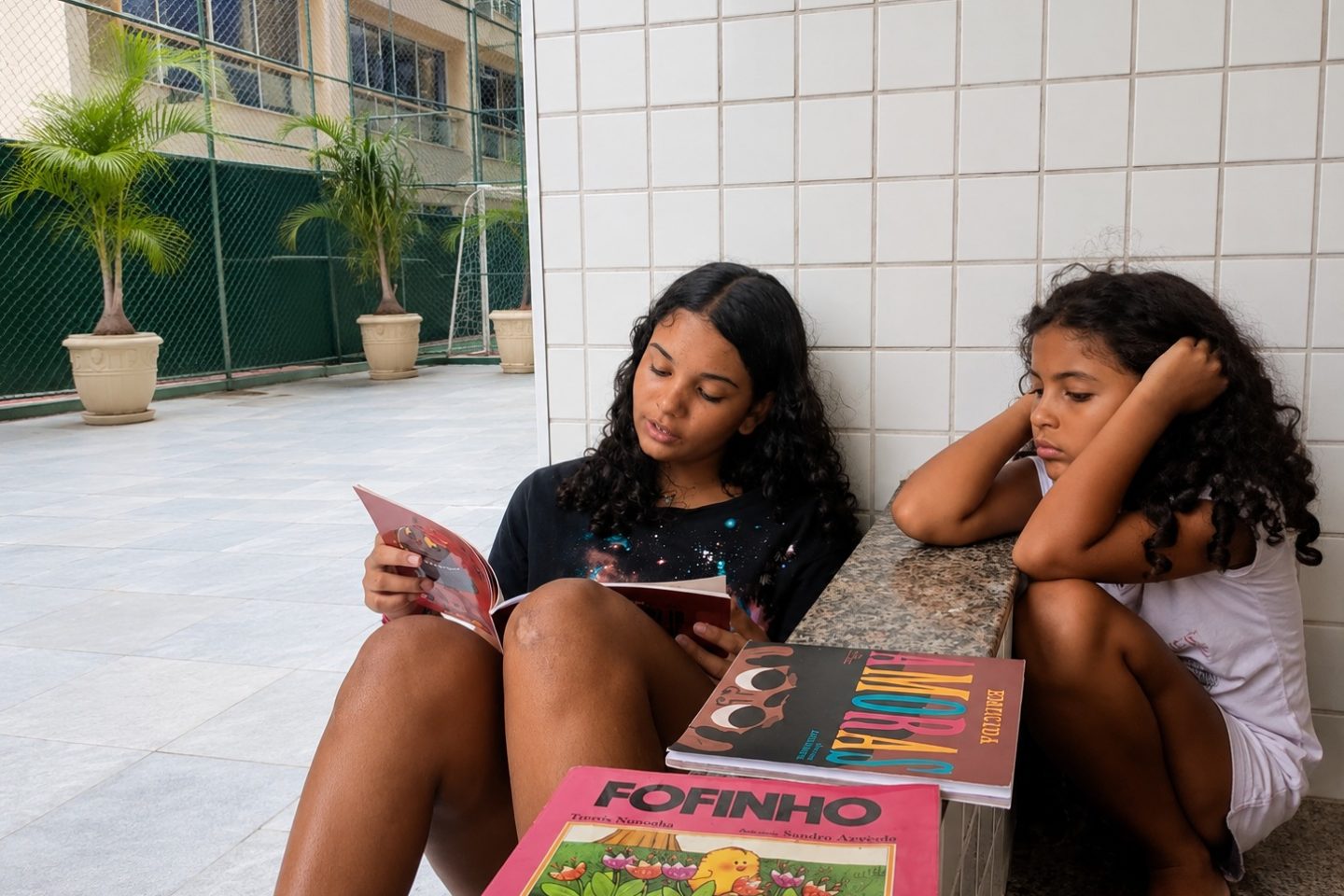 As irmãs Michelle e Louise dividem o prazer da leitura desde muito cedo. Foto Arquivo Pessoal