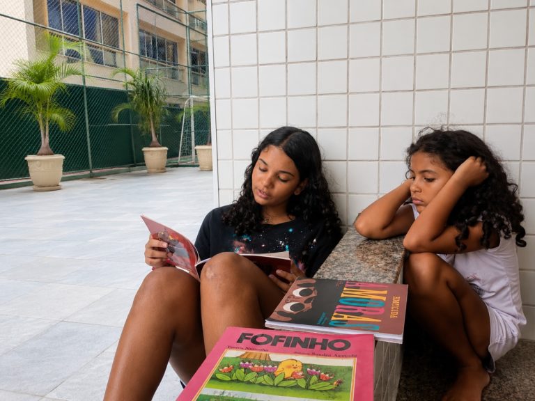 As irmãs Michelle e Louise dividem o prazer da leitura desde muito cedo. Foto Arquivo Pessoal