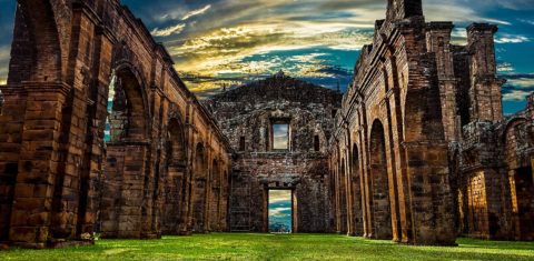 Foto colorida do interior das ruínas do Sítio Arqueológico de São Miguel das Missões, em que aparecem as paredes da antiga igreja jesuíta