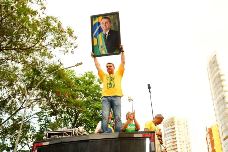 Flávio Bolsonaro com a foto de Jair em Goiânia: volta da extrema-direita ao poder no Brasil ameaça a Amazônia e o clima no planeta (Foto: Charles Vieira / Divulgação)